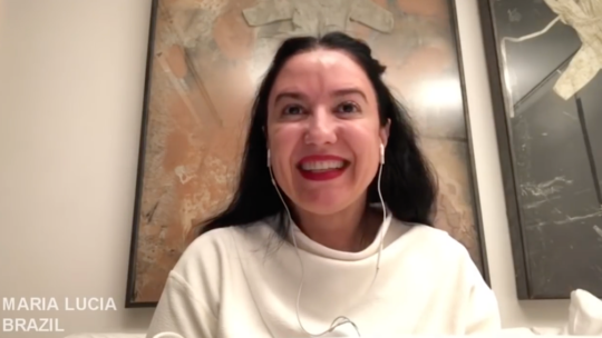 «Eu nunca fui tão feliz na minha vida. Alegre sem motivo. Alegre com tudo e com todos. Desde então, não consigo deixar de sorrir. É contagioso e contamina as pessoas ao meu redor. «