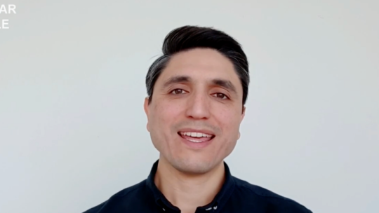 «Posso observar as histórias da mente praticamente não existem. E se aparecer, dura apenas um tempo muito curto. Também no meu trabalho observei mais energia, mais clareza e na vida em geral muito menos medo e mais amor em meus relacionamentos.»